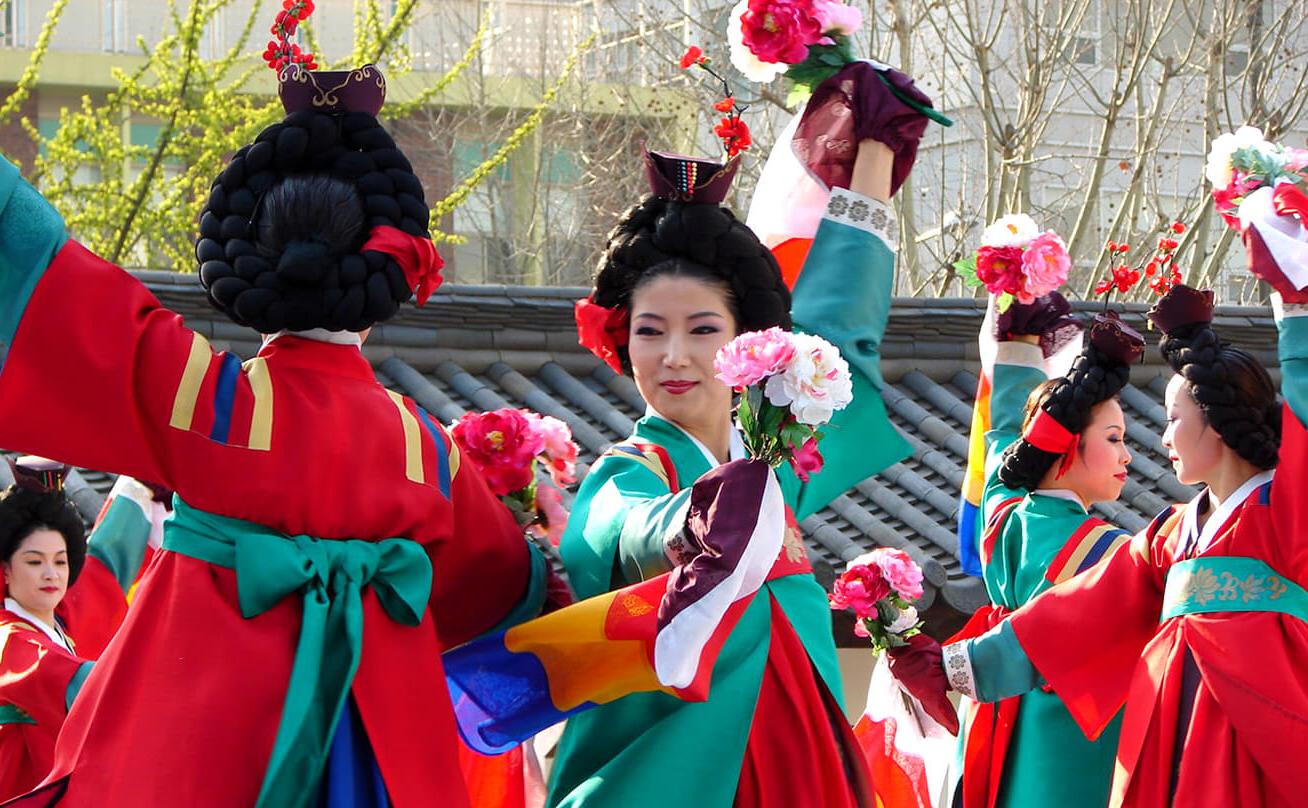 Women in traditional Japanese dress